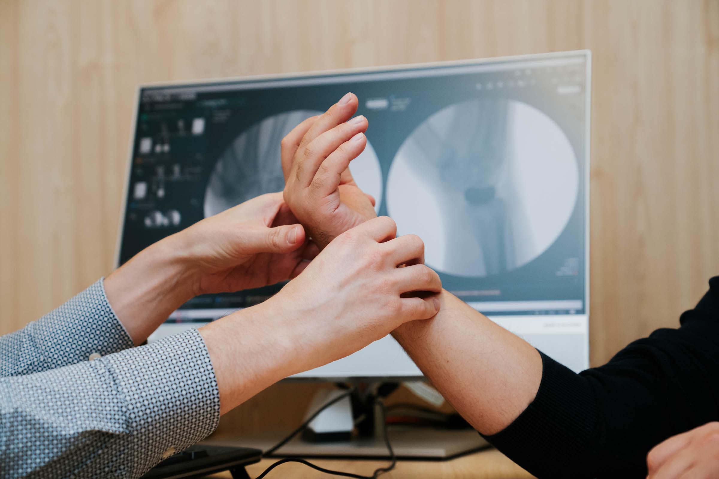 De Orthopedie Focus Kliniek in Antwerpen bundelt expertise, technologie en zorg: moderne behandelruimte met diagnostische apparatuur