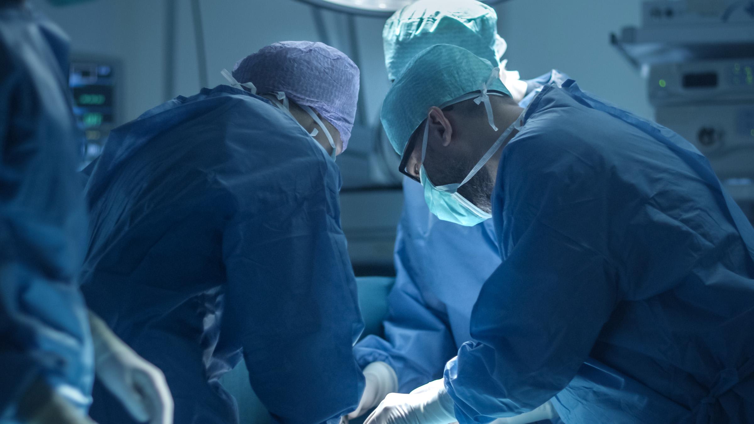 Orthopedisch chirurg en sportarts van Orthoca begeleiden een patiënt tijdens een onderzoek in AZ Monica Antwerpen